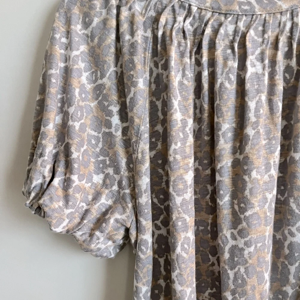 Anthropologie Maeve Gray Leopard Animal Print Puff Sleeve Top size Small